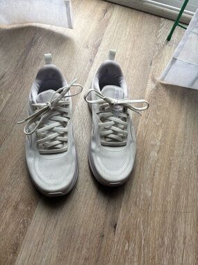 Everyday Lightweight Women's Athletic Sneakers in Light Beige